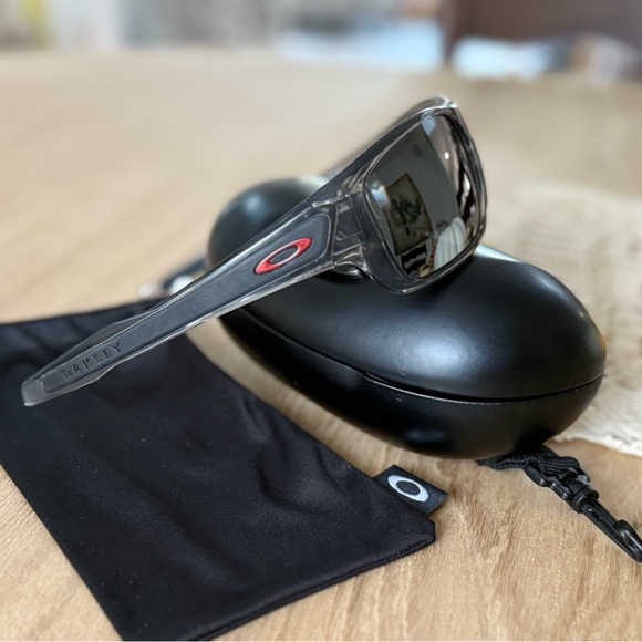 Men’s Oakley Turbine Gray Sunglasses with Case - Picture 3 of 13